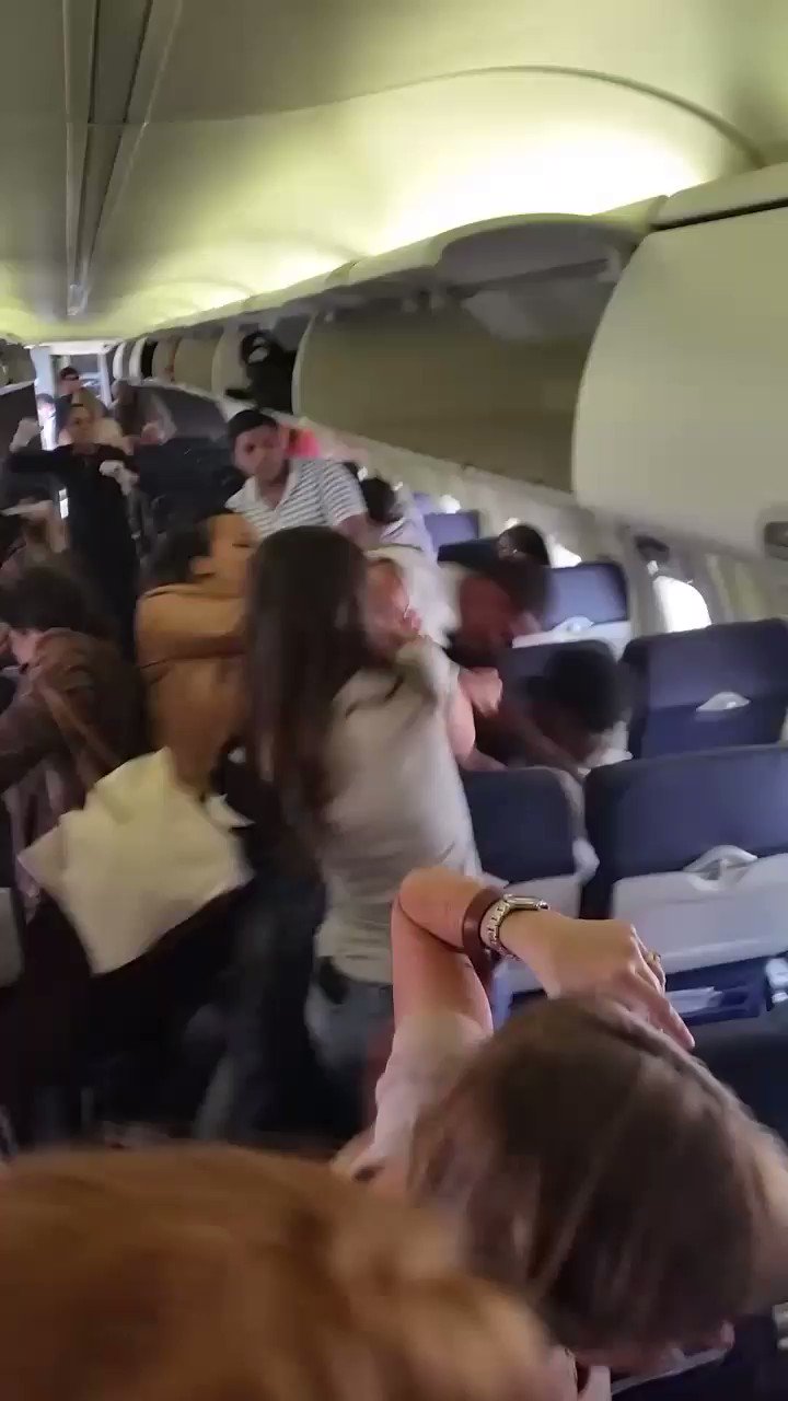サウスウエスト航空 機内で乗客同士が殴り合いの喧嘩 Mashup Reporter